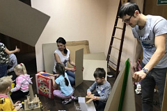 В Крылатском дети построили дома из картона